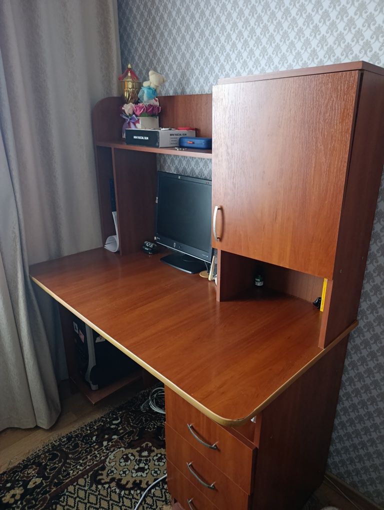 Продам компьютерный стол