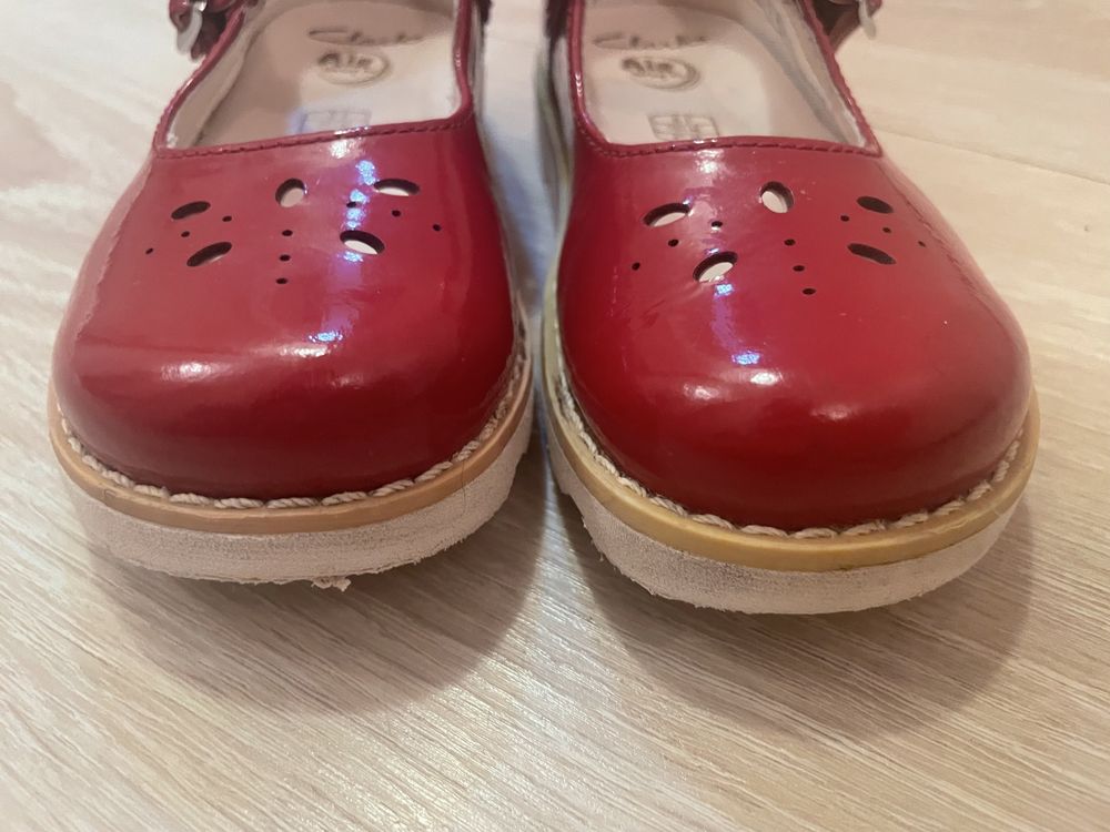 Pantofi rosu inchis Clarks, din piele lăcuită, marimea 25.5