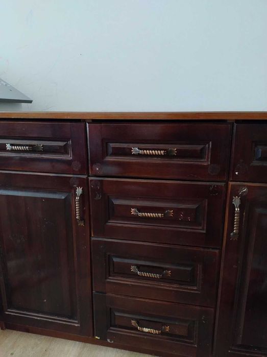 Шкаф от масивно естествено дърво