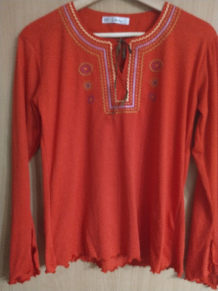 Bluza rosie cu motive tradiționale