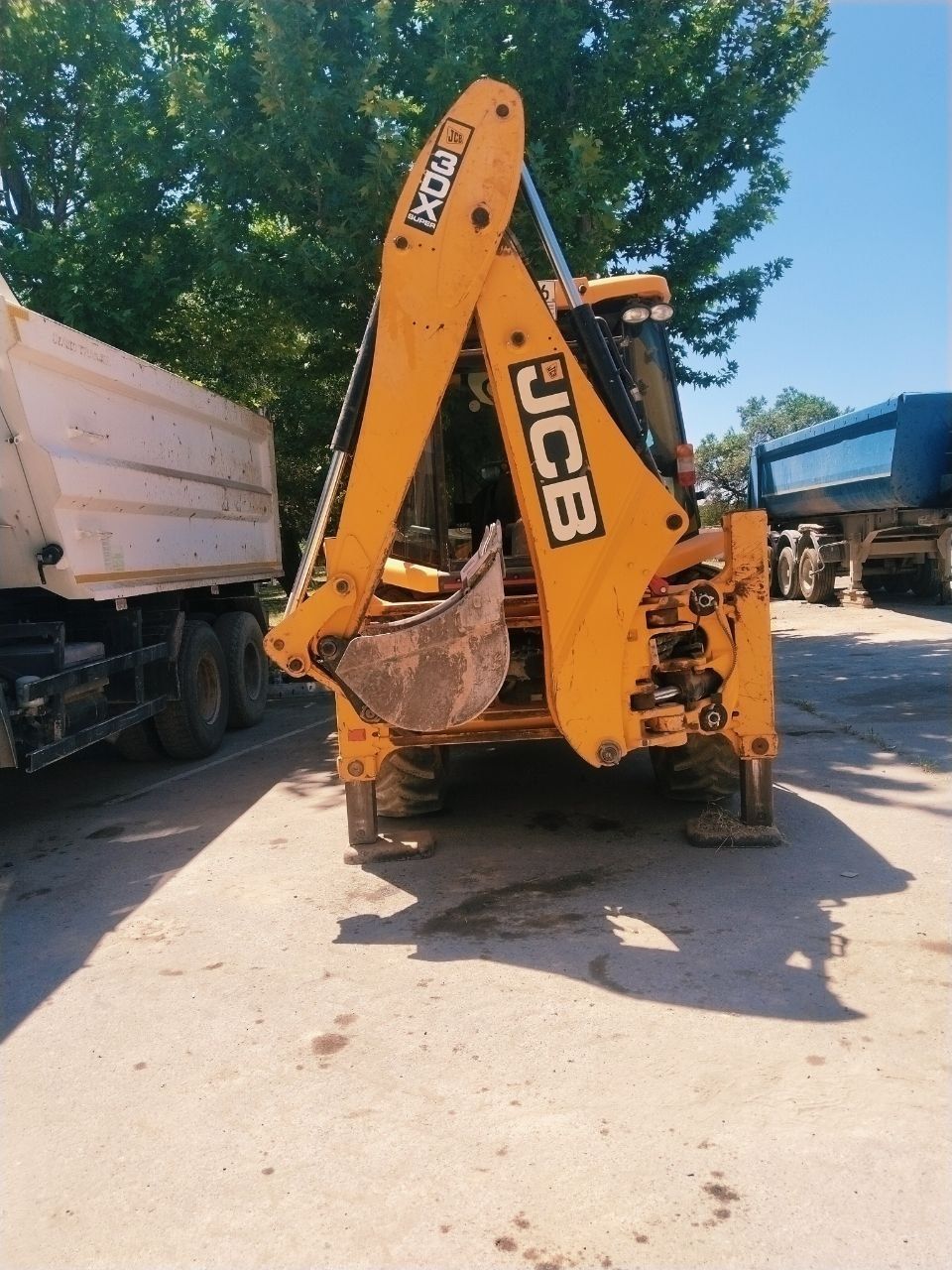 Ekskavatr JCB xoroshim sostayaniy