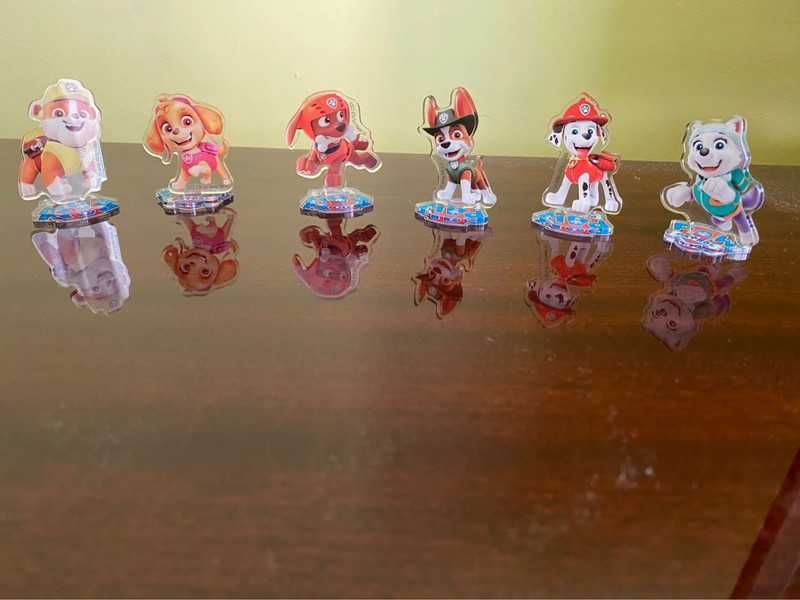 Lot figurine Paw Patrol pe stativ