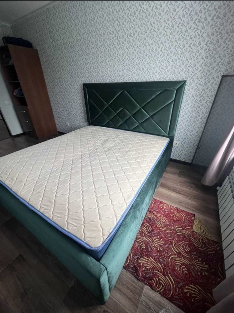 Срочно продам кровать размером 180*200 с матрасом