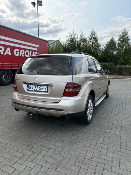 Mercedes ML 320.
