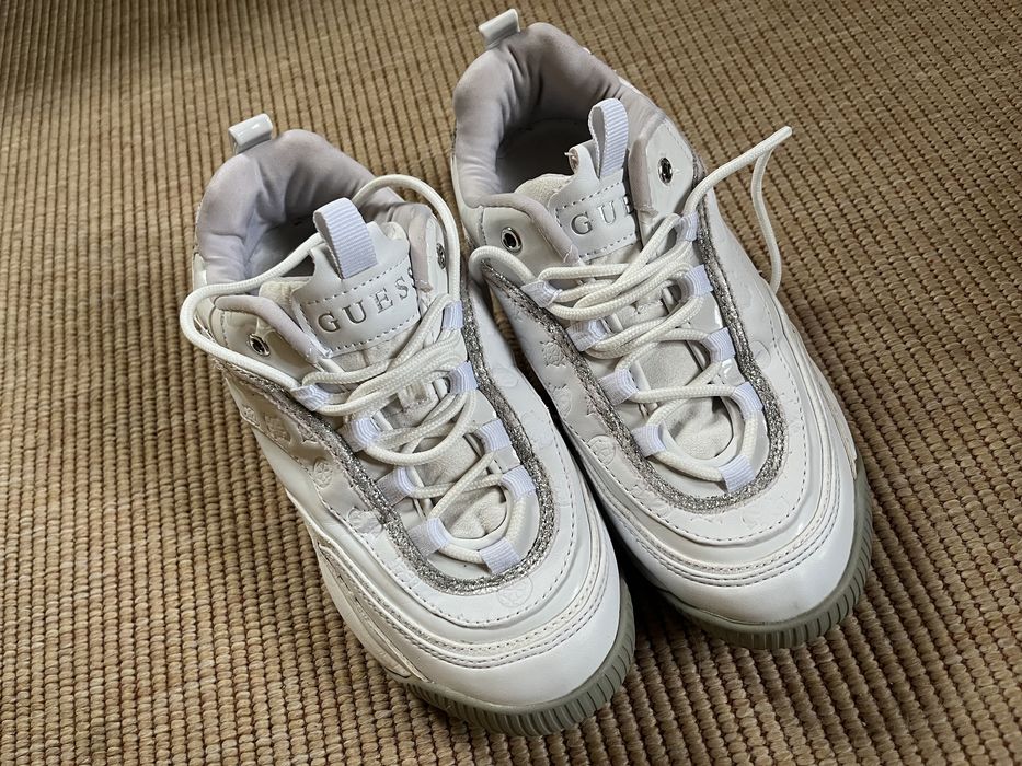 Pantofi Guess de mãrime 37, culoare albã