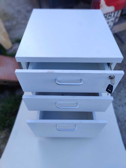 Контейнер, шкаф с колелца и чекмеджета с ключ за бюро