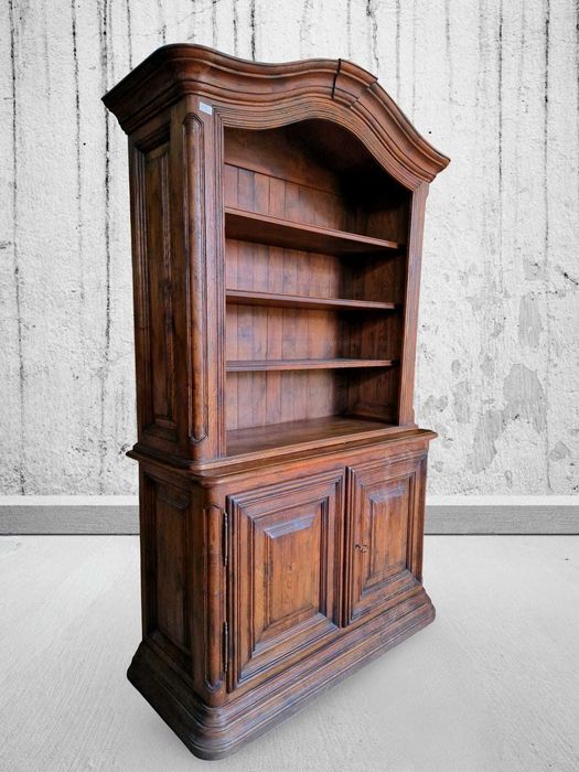 Дъбов шкаф витрина от две части