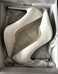 Pantofi stiletto albi