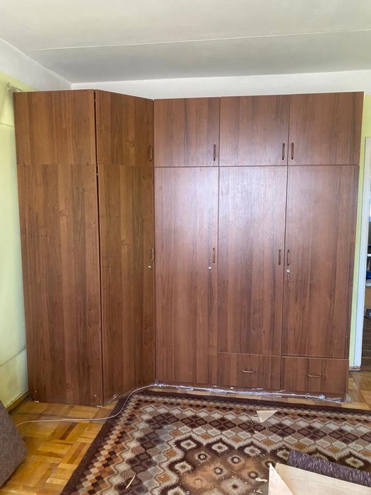 Большой удобный комфортабельный шкаф в спальню