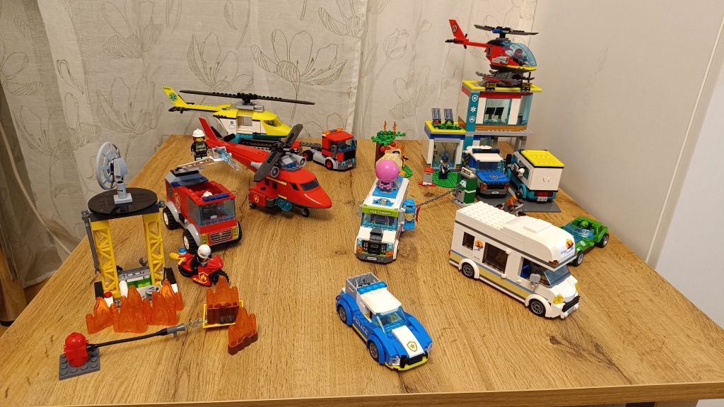 Colecție Lego City cu 6 seturi complete peste 1700 de piese