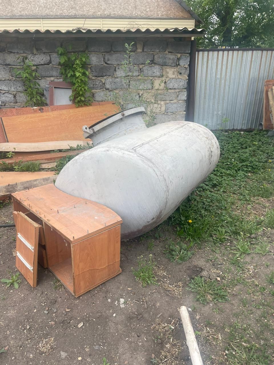 Продам алюминиевую цистерну 1 куб. Цена 80000 тенге.