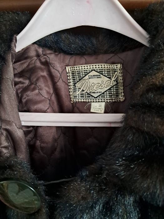 Тъмно кафяво палто с косъм