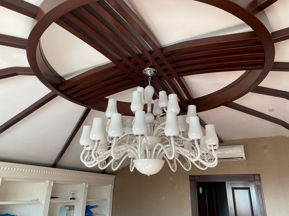 Чисто белая люстра