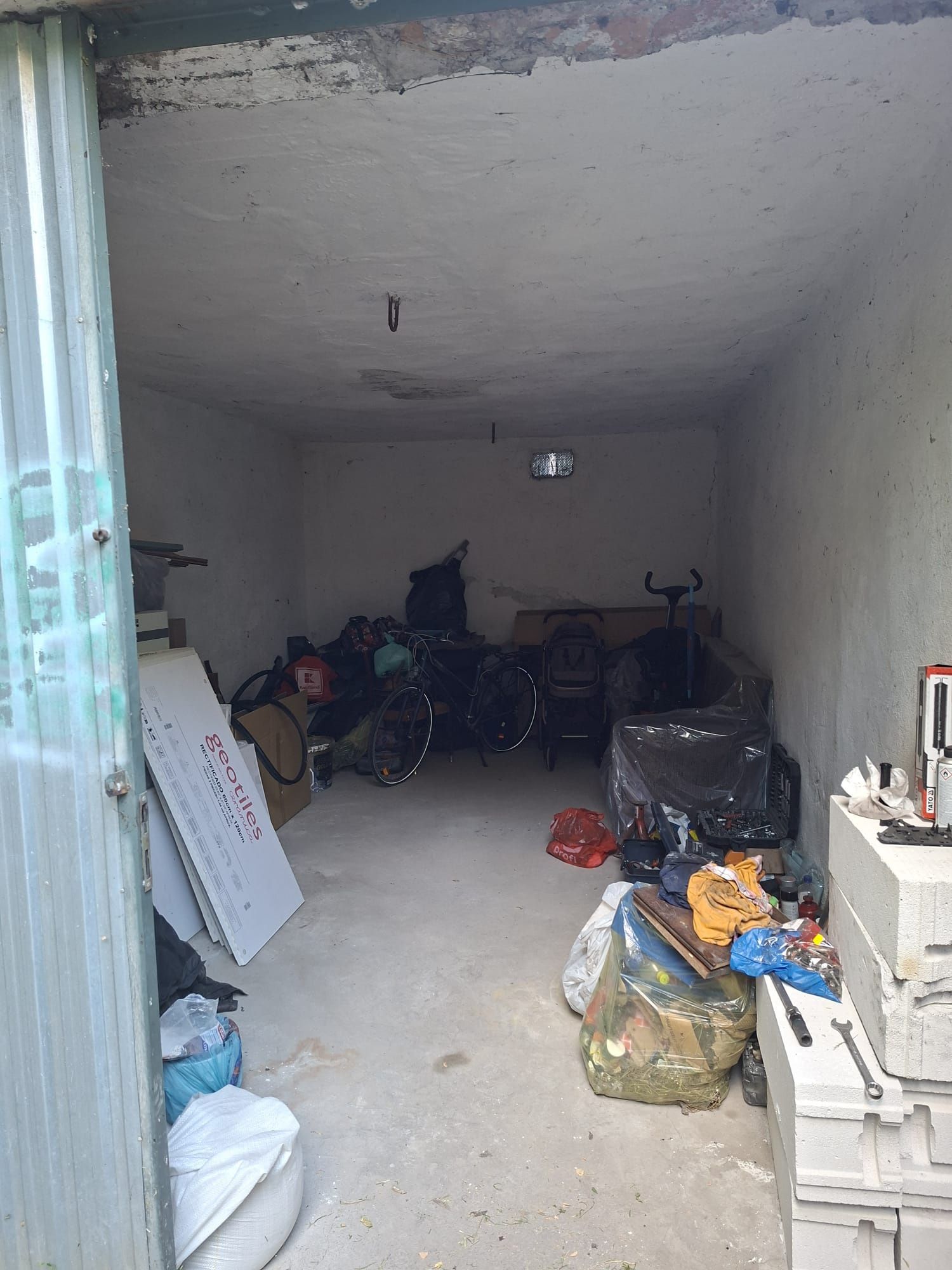 Vând garaj in stare foarte buna si foarte încăpător poze reale garajul
