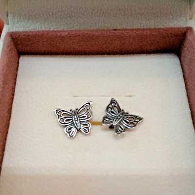 Cercei PANDORA "Dragostea prinde aripi", noi, pret excelent!