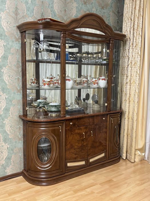Продается итальянский сервант