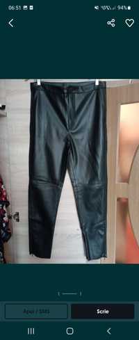Pantalonii damă,de culoare neagră, din piele ecologica