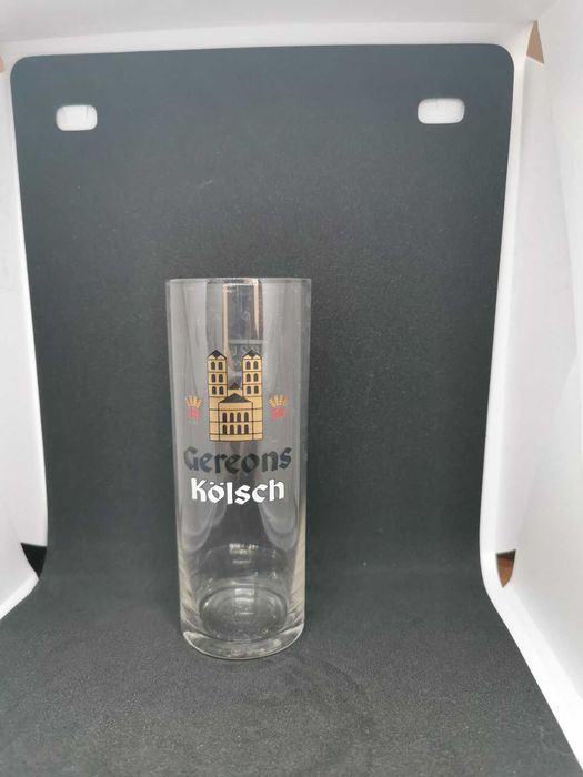 Чинии за сервиране, чаши за вино и бира.