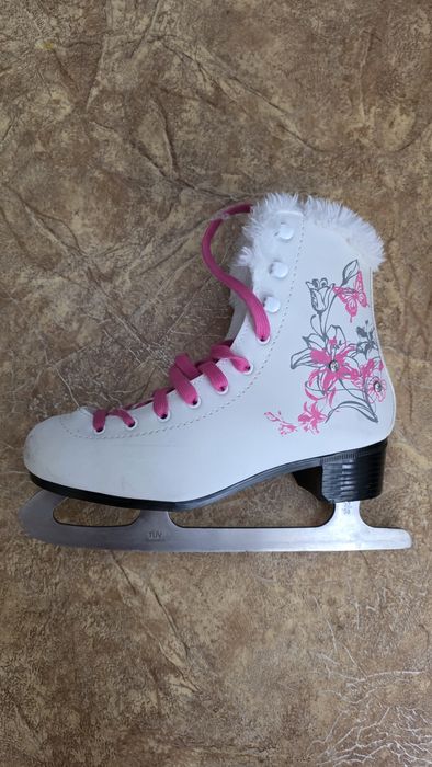 Коньки женские фигурные