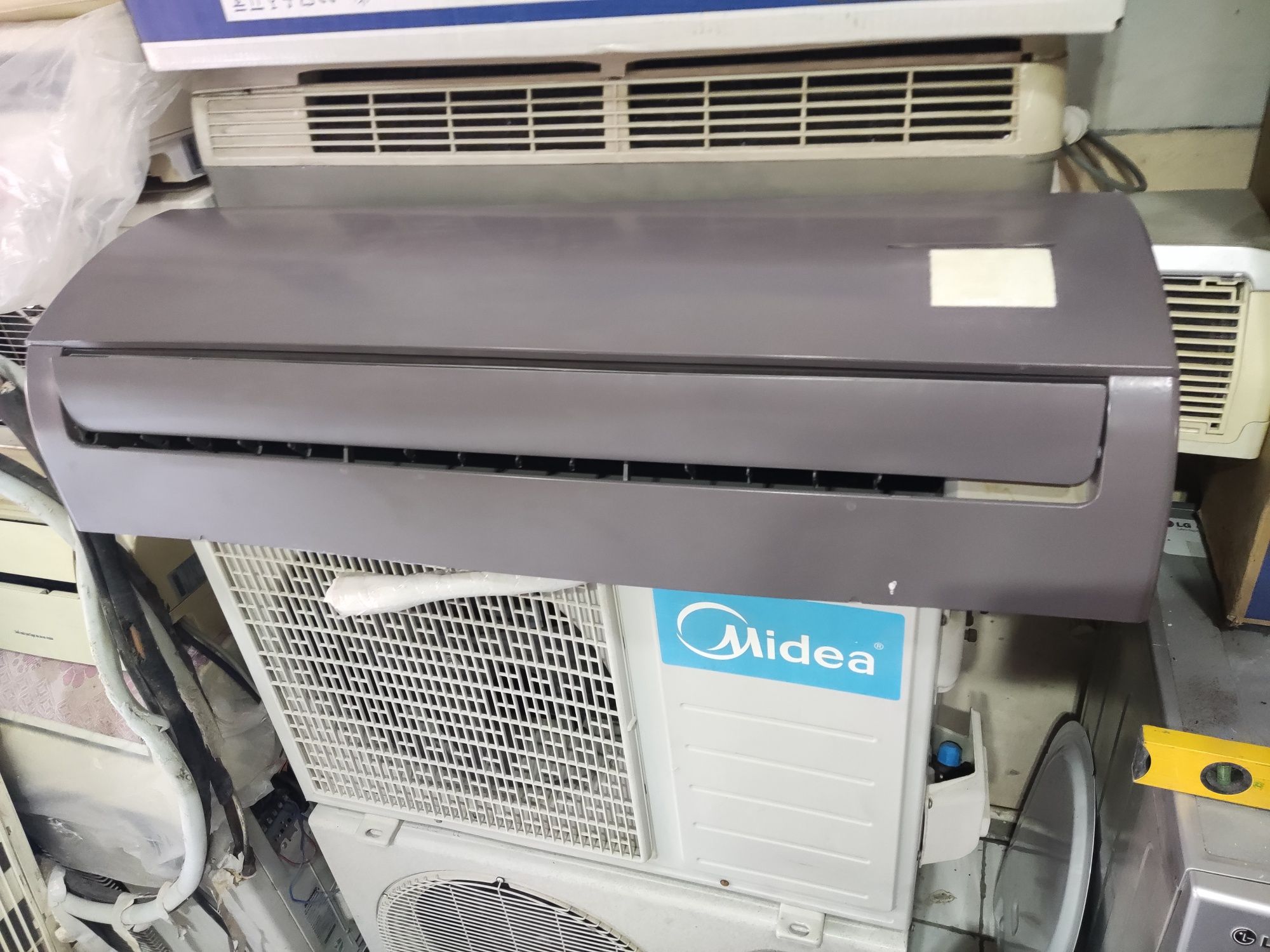 Кондиционер Midea 18 в хорошем рабочем состоянии.