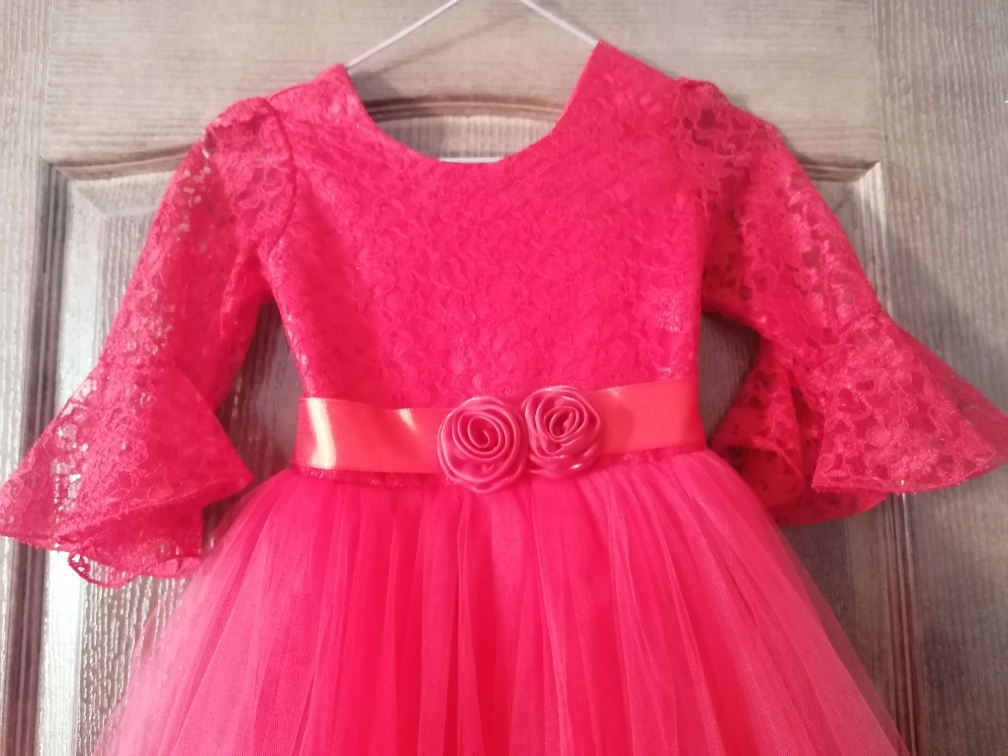Vând rochie eleganta roșie plus cadou cea roz