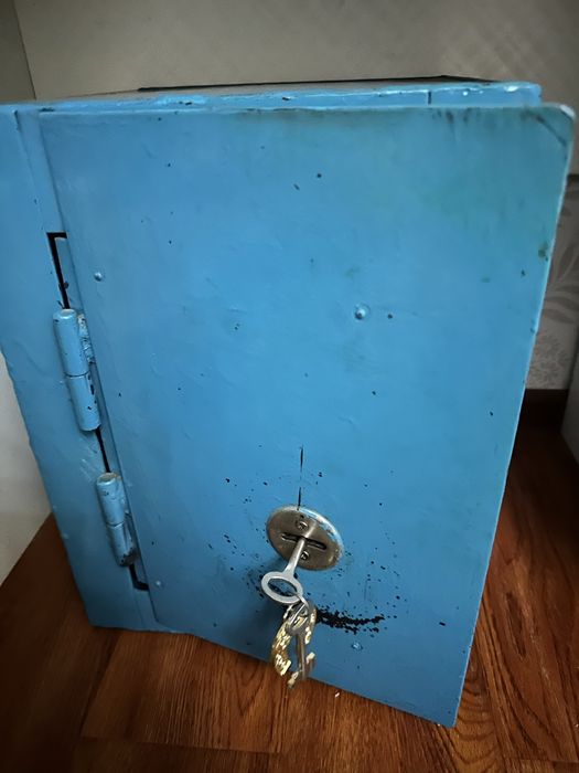 Продам железны сеф