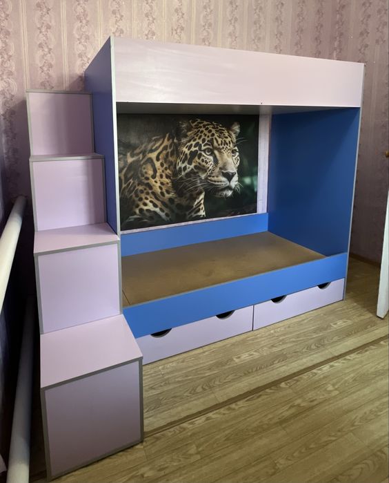 Двухъярусная кровать и шкаф в детскую