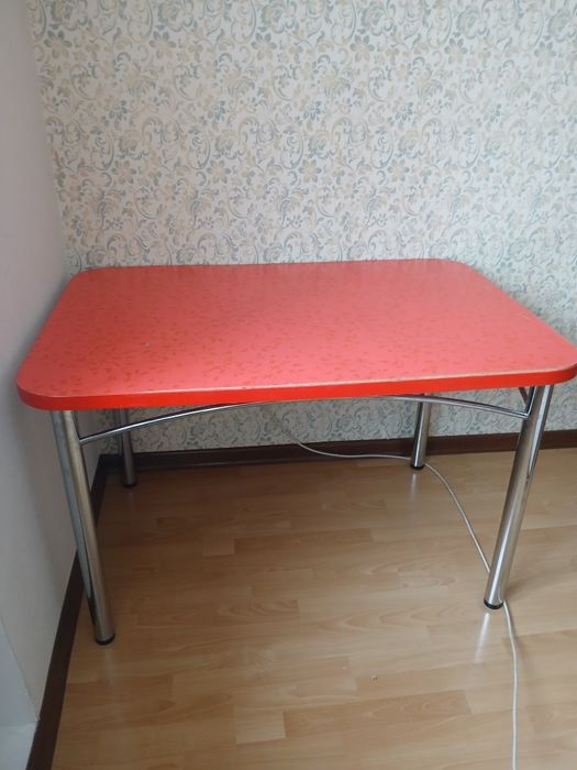 Стол кухонный красный
