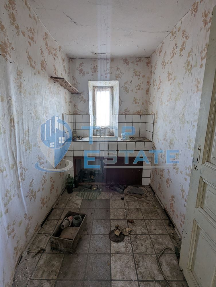 Двуетажна къща изградена от дялан камък и тухли в село Скалско, облас