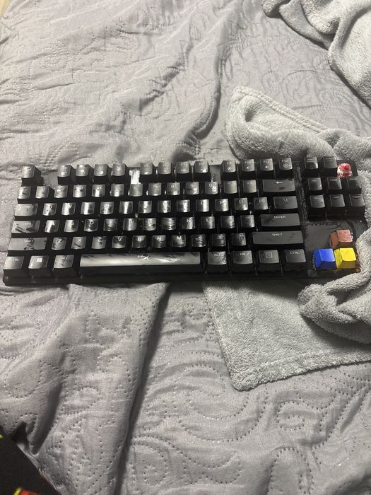 Tastatura hyperx fara 2 taste, switchuri rosi,mecanica