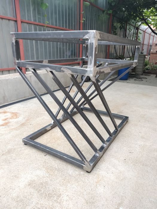 masa din metal/cadru metalic