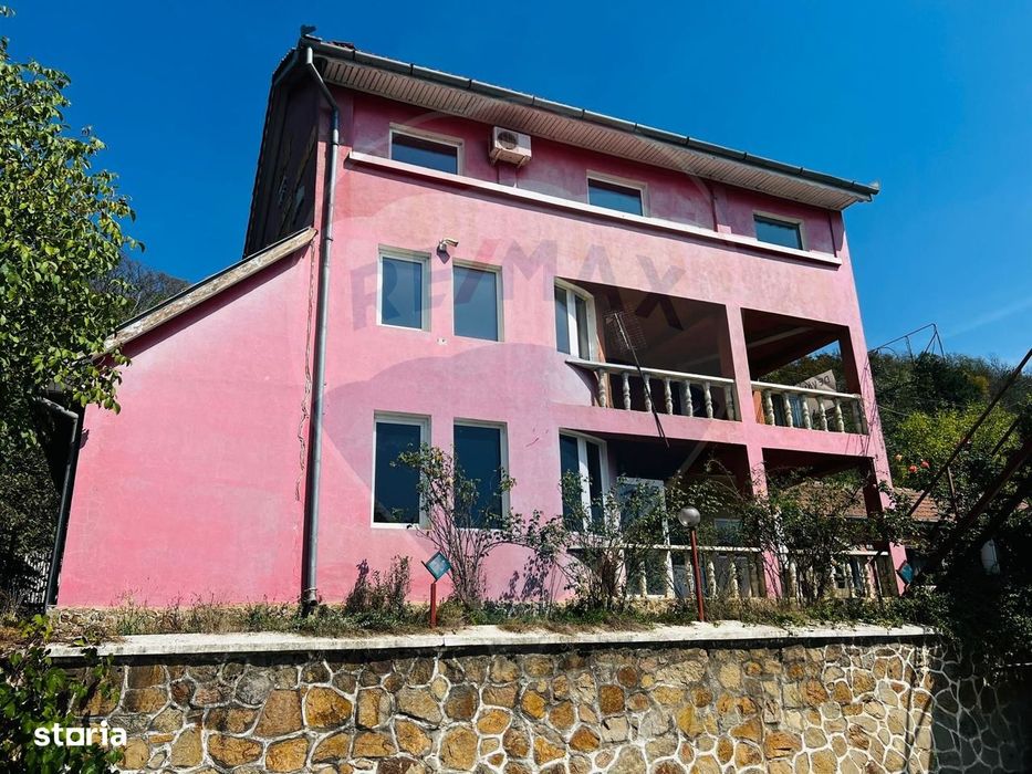 Casă P+E+M cu spălătorie auto și restaurant la DN 7 în LIPOVA