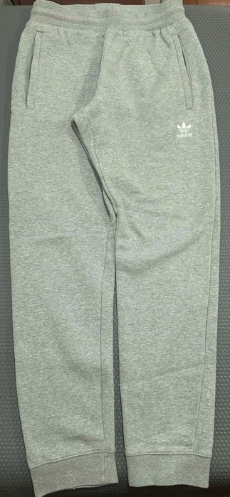 Pantaloni Adidas si Nike