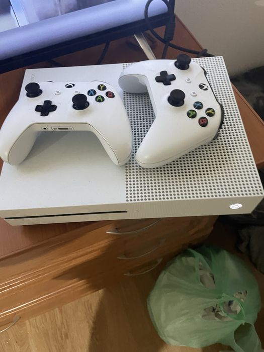 Vand xbox one stare perfecta cu 2 manete !