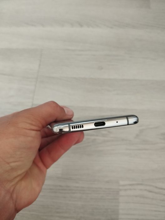S20 plus 12/128 GB yaxshi xolatda! Uzimeidan oʻtkazish kerak!