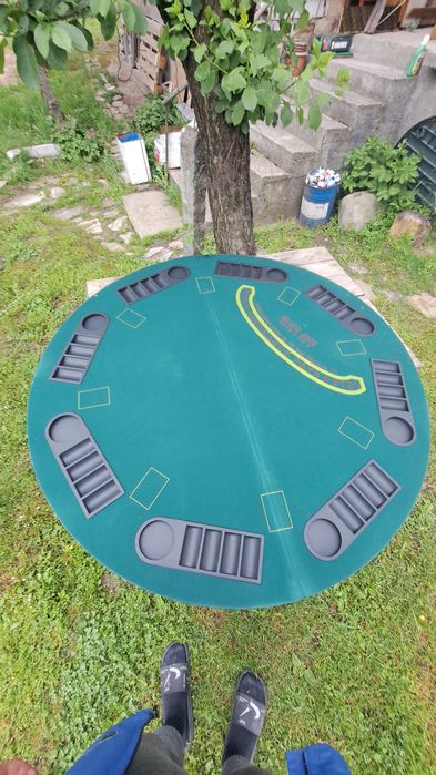 Чисто нов маса за покер