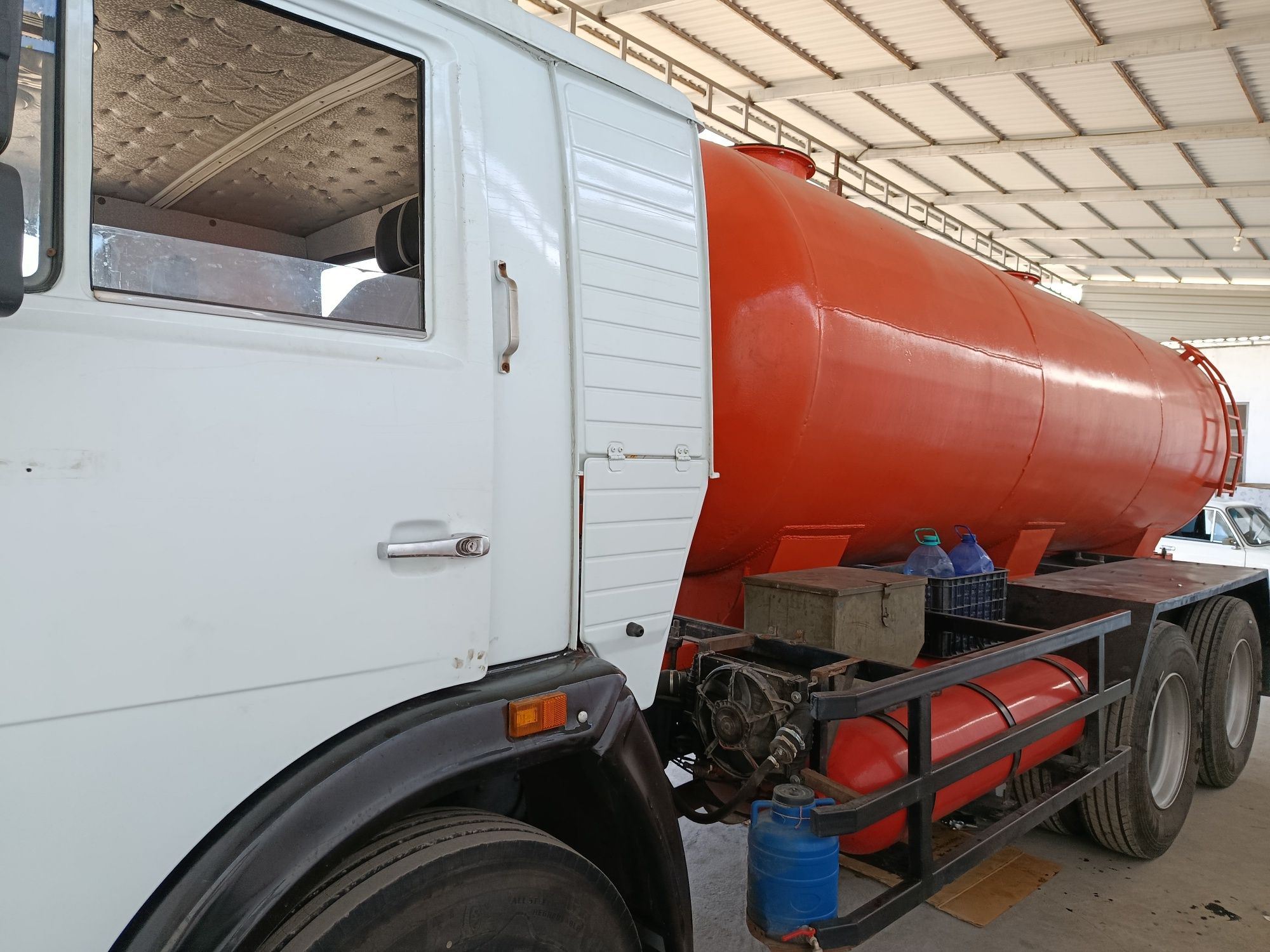 Ассанизатор камаз махсус шестерна.йомкост 13 тонна.газ 700лт.насос 505