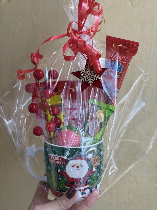 Коледна чаша с лакомства