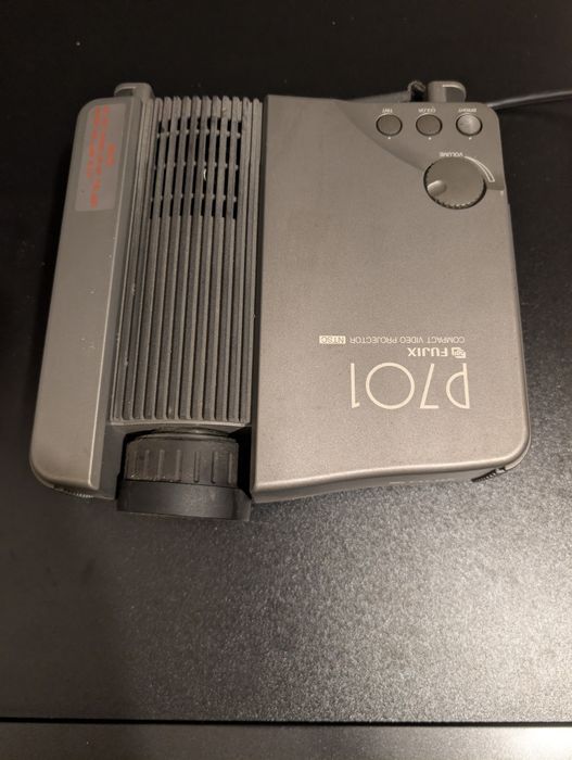 EXCLUSIV Proiectorul video compact FujiX P701