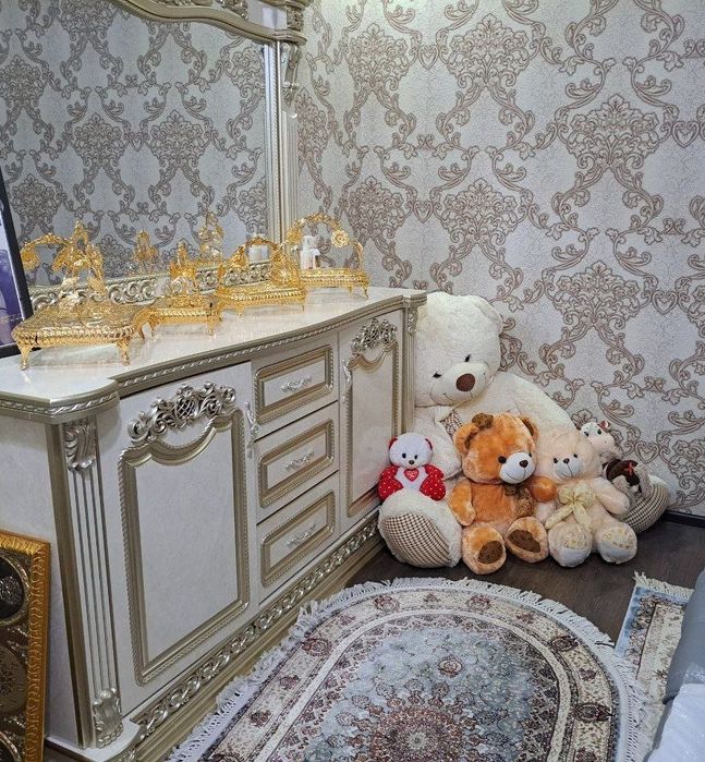Мебель: стол ва 12та стул, пенал комод, сервант сотилади