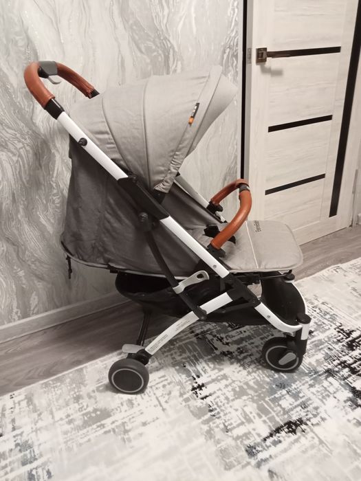 Очень удобная лёгкая коляска