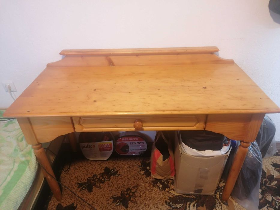 Бюро от естествено дърво