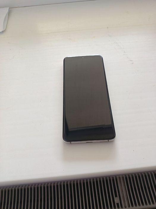 Samsung s 20  12/128 сотилади