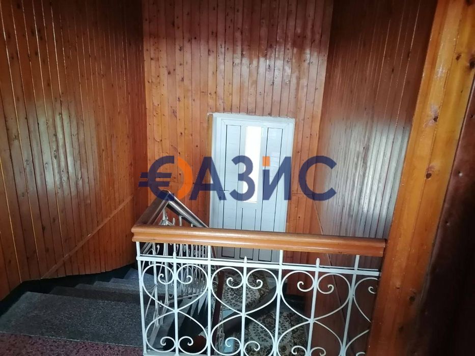 Къща на 3 етажа 252 кв. м.+двор 690 кв. м.+два гаража,център Свети