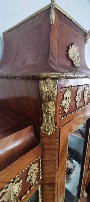 Историческа витрина в стил Empire