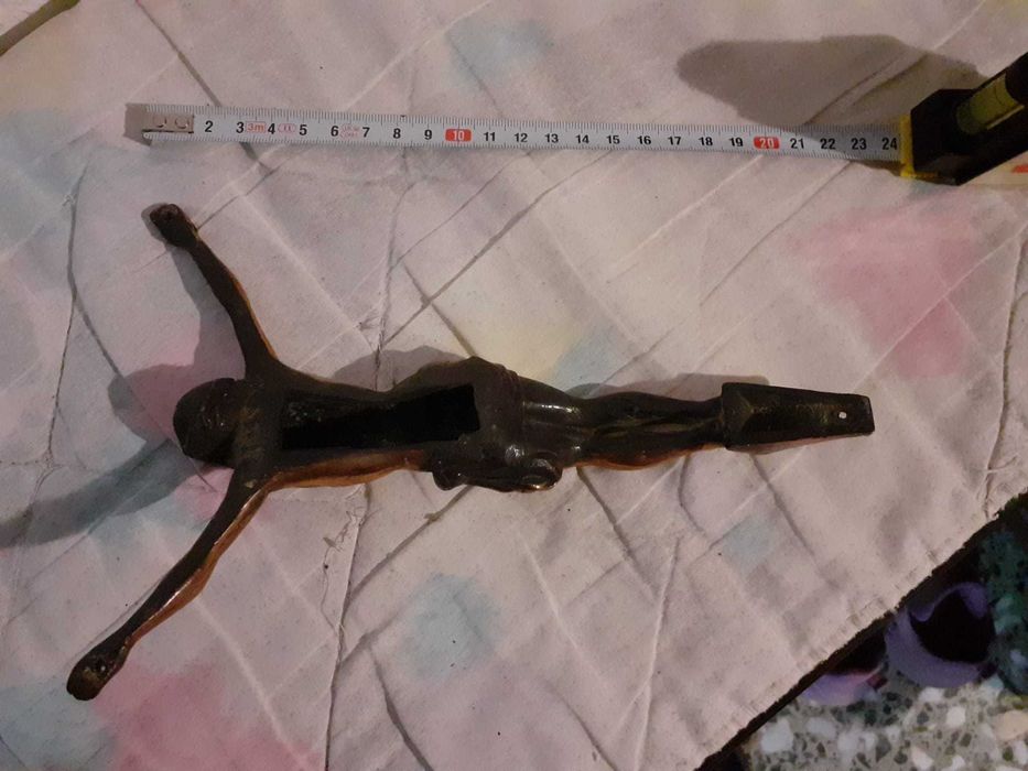 Crucifix pretios de perete