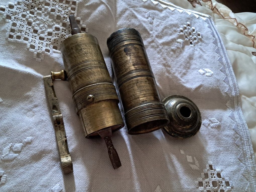 Старинна мелница за кафе и други семена