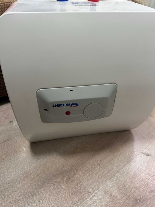 Boiler 30 litri Regent, de la Ariston, 1500W.