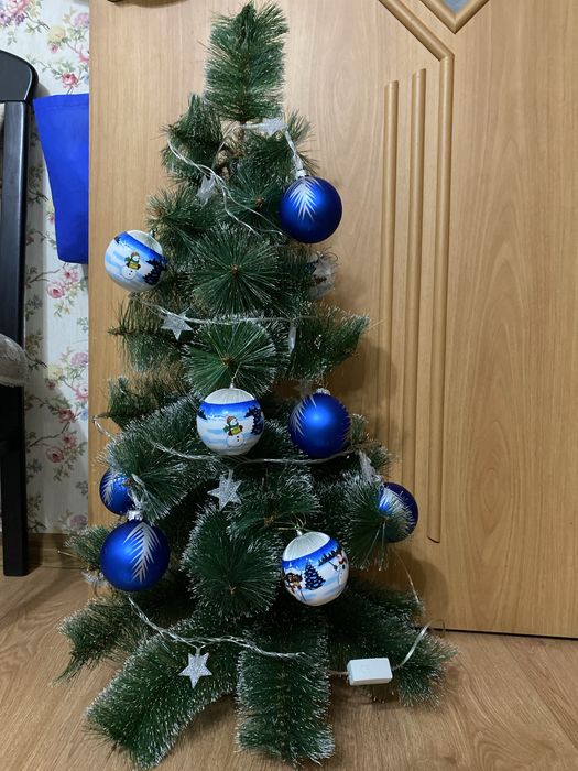 Елка настольная искусственная с игрушками и гирляндой