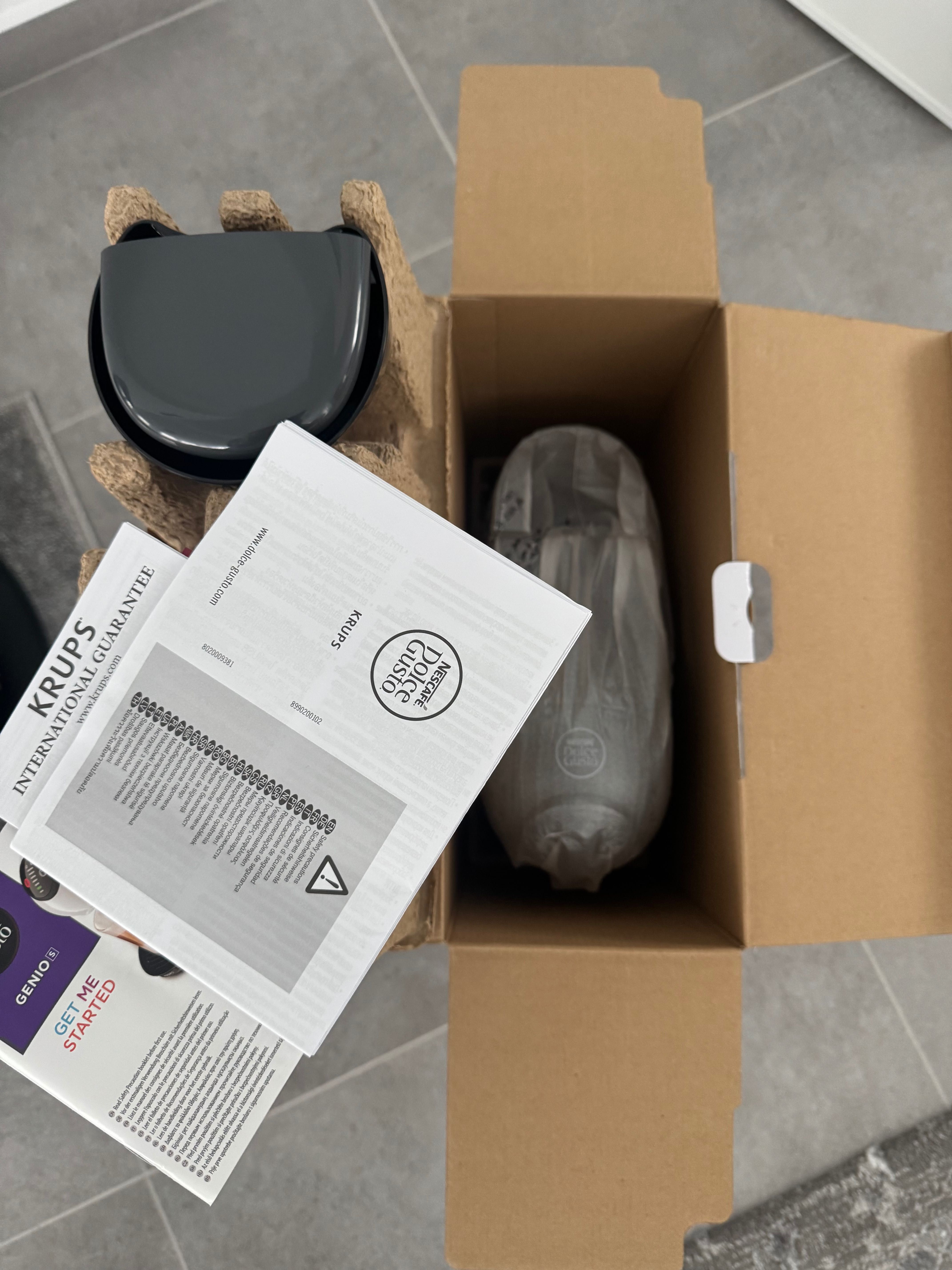 Тъмносива кафемашина Nescafe Dolce Gusto Genio S